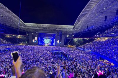 Das Stadion verwandelte sich im Laufe des Konzerts immer mehr in eine Großraum-Disko.