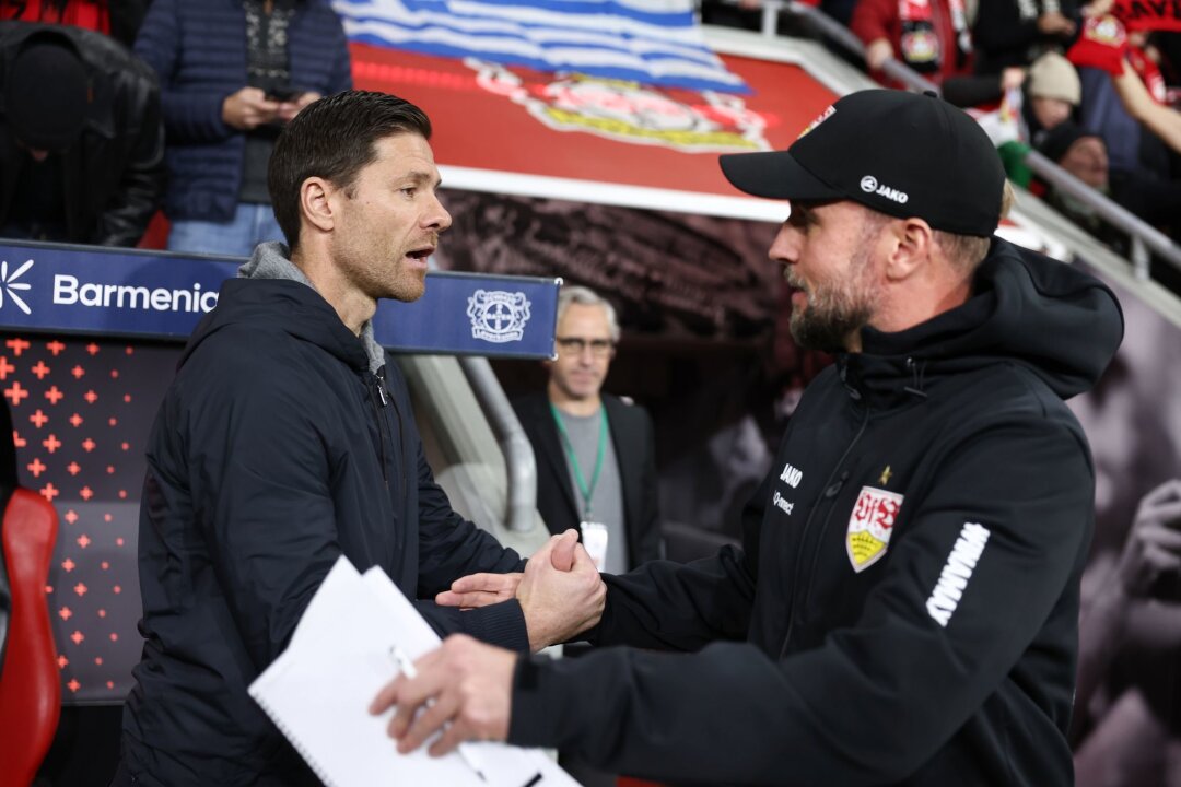 Rolfes über Hoeneß-Gerüchte: "Schöne Theorie" - Xabi Alonso (l) trainiert aktuell Bayer 04. Sein Nachfolger könnte eines Tages Sebastian Hoeneß heißen.