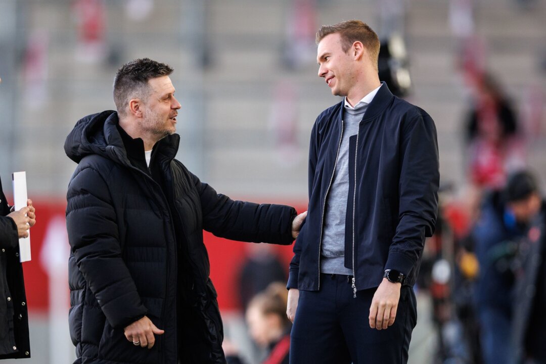 Rollentausch beim Dauer-Klassiker Wolfsburg gegen Bayern - Wer ist der Favorit? Wolfsburgs Tommy Stroot weist die Rolle seinem Bayern-Kollegen Alexander Straus zu.