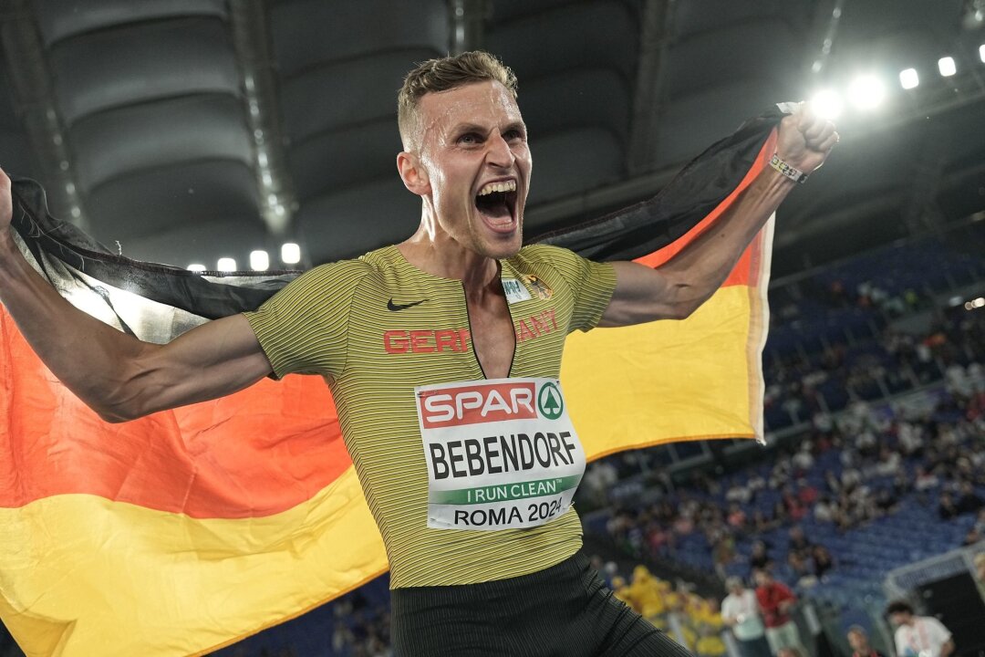 Ronaldo-Fan Bebendorf feiert seine Hindernis-Medaille - Karl Bebendorf hat bei der EM über 3000 Meter Hindernis die Bronzemedaille gewonnen.