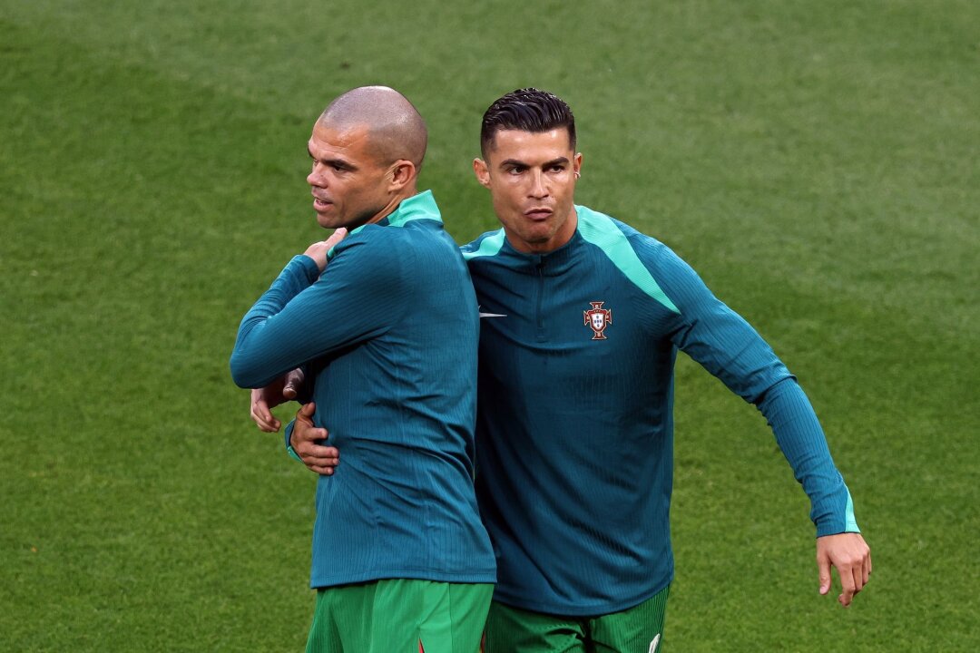 Ronaldo nun auch EM-Rekordteilnehmer - Pepe ältester Spieler - Haben EM-Geschichte geschrieben: Die Portugiesen Pepe (l) und Cristiano Ronaldo.