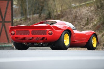 Rot ist die Liebe: Warum Ferrari so viele Fans fasziniert - Roter Rundenzähler und geduckter Gipfelstürmer: Ursprünglich kamen Modelle des Dino 206 S ("Sportwagen") bei Rundstrecken- und auch bei Bergrennen zum Einsatz.