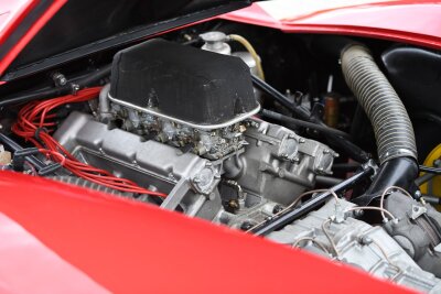 Rot ist die Liebe: Warum Ferrari so viele Fans fasziniert - Kleines Maschinenabteil: Für Vortrieb holt der V6 aus zwei Litern Hubraum rund 200 PS.