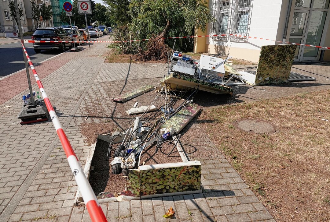 Rote Ampel missachtet: LKW verursacht Stromausfall und verletzt ein Kind - Am Mittwochnachmittag kam es in Dresden zu einem Unfall eines LKW, der einen erheblichen Schaden angerichtet hat. Foto: Roland Halkasch