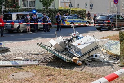 Rote Ampel missachtet: LKW verursacht Stromausfall und verletzt ein Kind - Am Mittwochnachmittag kam es in Dresden zu einem Unfall eines LKW, der einen erheblichen Schaden angerichtet hat. Foto: Roland Halkasch