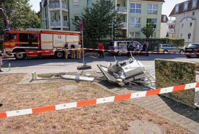 Rote Ampel missachtet: LKW verursacht Stromausfall und verletzt ein Kind - Am Mittwochnachmittag kam es in Dresden zu einem Unfall eines LKW, der einen erheblichen Schaden angerichtet hat. Foto: Roland Halkasch