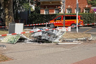 Rote Ampel missachtet: LKW verursacht Stromausfall und verletzt ein Kind - Am Mittwochnachmittag kam es in Dresden zu einem Unfall eines LKW, der einen erheblichen Schaden angerichtet hat. Foto: Roland Halkasch