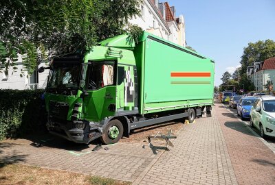 Rote Ampel missachtet: LKW verursacht Stromausfall und verletzt ein Kind - Am Mittwochnachmittag kam es in Dresden zu einem Unfall eines LKW, der einen erheblichen Schaden angerichtet hat. Foto: Roland Halkasch