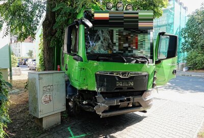 Rote Ampel missachtet: LKW verursacht Stromausfall und verletzt ein Kind - Am Mittwochnachmittag kam es in Dresden zu einem Unfall eines LKW, der einen erheblichen Schaden angerichtet hat. Foto: Roland Halkasch