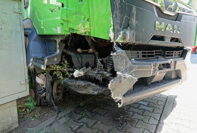 Rote Ampel missachtet: LKW verursacht Stromausfall und verletzt ein Kind - Am Mittwochnachmittag kam es in Dresden zu einem Unfall eines LKW, der einen erheblichen Schaden angerichtet hat. Foto: Roland Halkasch