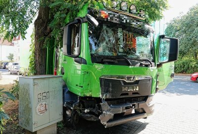 Rote Ampel missachtet: LKW verursacht Stromausfall und verletzt ein Kind - Am Mittwochnachmittag kam es in Dresden zu einem Unfall eines LKW, der einen erheblichen Schaden angerichtet hat. Foto: Roland Halkasch