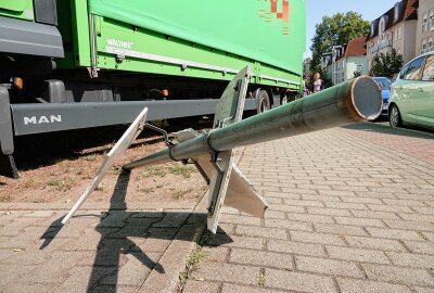 Rote Ampel missachtet: LKW verursacht Stromausfall und verletzt ein Kind - Am Mittwochnachmittag kam es in Dresden zu einem Unfall eines LKW, der einen erheblichen Schaden angerichtet hat. Foto: Roland Halkasch