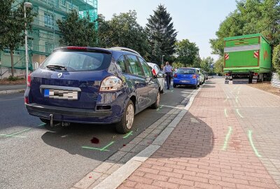 Rote Ampel missachtet: LKW verursacht Stromausfall und verletzt ein Kind - Am Mittwochnachmittag kam es in Dresden zu einem Unfall eines LKW, der einen erheblichen Schaden angerichtet hat. Foto: Roland Halkasch