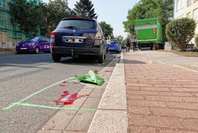 Rote Ampel missachtet: LKW verursacht Stromausfall und verletzt ein Kind - Am Mittwochnachmittag kam es in Dresden zu einem Unfall eines LKW, der einen erheblichen Schaden angerichtet hat. Foto: Roland Halkasch