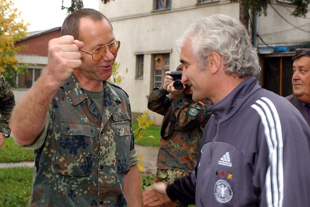 Rote Karten, Bundeswehr: Was Völler 2002 in Bosnien erlebte - DFB-Teamchef Rudi Völler (r) wird beim Besuch bei den deutschen Soldaten der SFOR-Truppe im Feldlager Raijlovac in Sarajevo von Oberst Gerhard Stelz begrüßt.