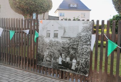 Rotschau feiert 700-Jahrfeier mit längster Wimpelkette des Vogtlands - Historische Bilder hängen öffentlich aus. Foto: Simone Zeh