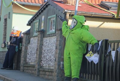 Rotschau feiert 700-Jahrfeier mit längster Wimpelkette des Vogtlands - Bunte Strohpuppen sind überall verteilt. Foto: Simone Zeh