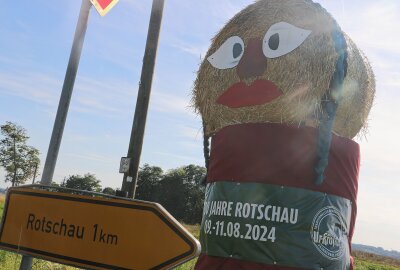 Rotschau feiert 700-Jahrfeier mit längster Wimpelkette des Vogtlands - Rotschau heißt alle willkommen. Foto: Simone Zeh