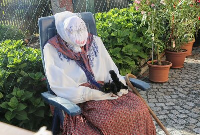 Rotschau feiert 700-Jahrfeier mit längster Wimpelkette des Vogtlands - Bunte Strohpuppen sind überall verteilt. Foto: Simone Zeh