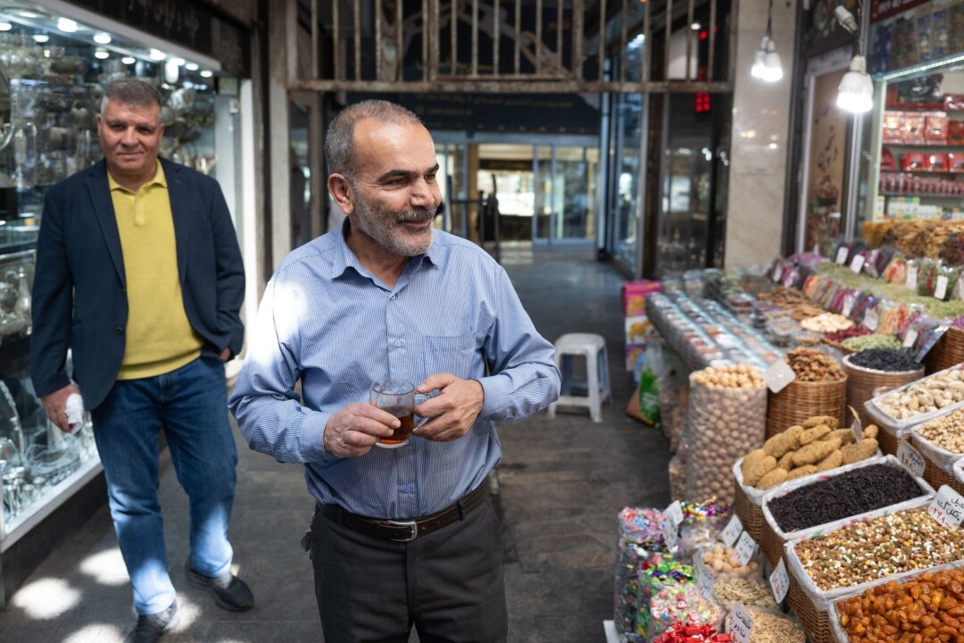 Routine trotz Raketen: Teheran nach dem israelischen Angriff - Ladenbesitzer Mussawi steht am Morgen nach dem israelischen Luftangriff vor seinem Geschäft im Norden der Hauptstadt.