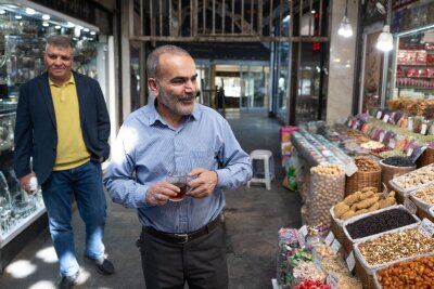 Routine trotz Raketen: Teheran nach dem israelischen Angriff - Ladenbesitzer Mussawi steht am Morgen nach dem israelischen Luftangriff vor seinem Geschäft im Norden der Hauptstadt.