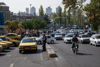 Routine trotz Raketen: Teheran nach dem israelischen Angriff - Auf den Straßen Teherans herrscht am Morgen danach der übliche Trubel.