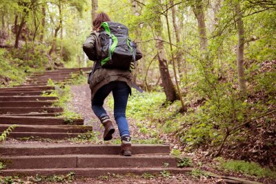 Rucking: Was bringt Gehen mit Gewichtsrucksack? - Stufe für Stufe: Strecken, die bergauf führen, bedeuten zusätzlichen Trainingseffekt. 