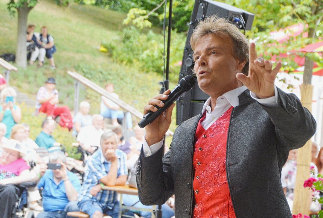 Rudy Giovannini feiert im Erzgebirge ein Jubiläum - Der Auftritt von Rudy Giovannini stellt jedes Jahr einen der Höhepunkte der Warmbader Kurparksaison dar. Foto: Andreas Bauer