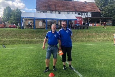 Rückblick auf das 102-jährige Vereinsjubiläum der Fußballer des SV Wacker 22 Auerswalde - Ein Leben für den Verein. Rico Esper (li.) ist schon seit seinem 17. Lebensjahr Trainer bei SV Wacker 22 Auerswalde. Hier zusammen mit Ronny Bräunig. (re.)