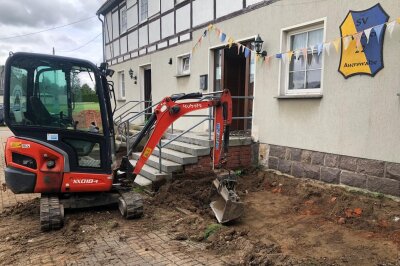 Rückblick auf das 102-jährige Vereinsjubiläum der Fußballer des SV Wacker 22 Auerswalde - Erst vor Kurzem packten Mitglieder des Vereins ehrenamtlich kräftig mit an, um das Vereinsheim und den Sportplatz zu verschönern.