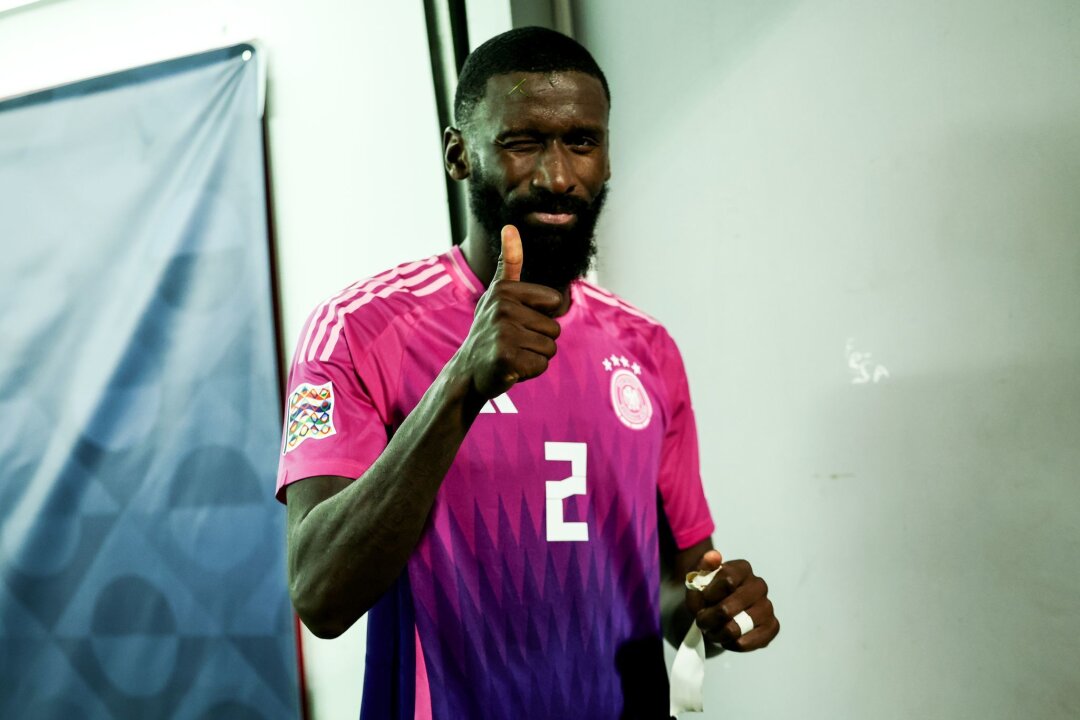 Rüdiger beschenkt Fan und schwärmt: "Danke Bosnien" - Daumen hoch nach dem Bosnien-Spiel: Antonio Rüdiger.