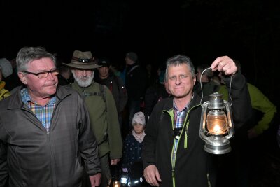 Bei der 25. Sturmlaternen-Wanderung zählte man rund 100 Teilnehmer. Foto: Ralf Wendland 