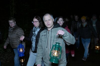 Auf Entdeckungstour im Schein von Laternen konnten jetzt die Teilnehmer der 25. Sturmlaternen-Wanderung gehen. Foto: Ralf Wendland 