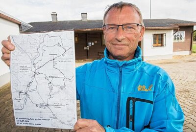 Rund um den Hirtstein geht in die 42. Auflage - Jens Löser mit der Karte für die vier Strecken zur Wanderung "Rund um den Hirtstein". Foto: Jan Görner