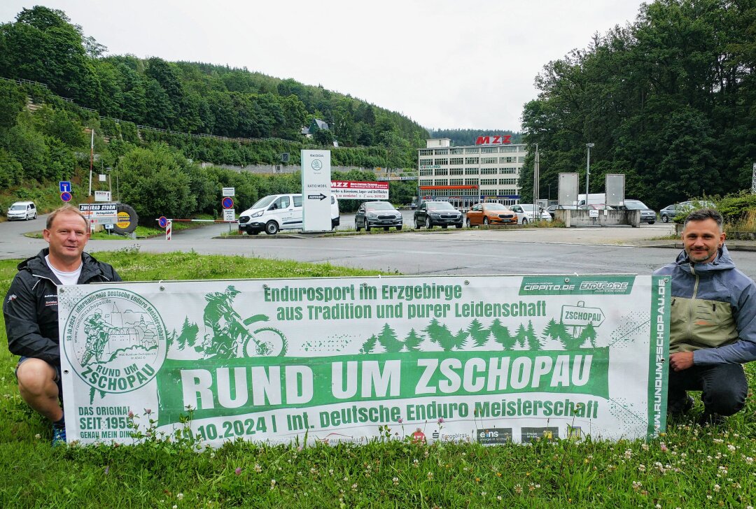 Rund um Zschopau: Neuer Vorstand setzt Zeichen - Auch vor dem traditionellen Standort des Fahrerlagers am alten MZ-Werk haben Jens Horn (links) und Michael Keil ein großes Werbebanner angebracht. Foto: Andreas Bauer