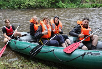 Rundflüge, Rafting und Eishockey: Das war beim Wasserfest in Schwarzenberg los - Von oben Wasser, von unten Wasser: Beim Rafting auf dem Schwarzwasser sorgte das für Gaudi. Foto: Katja Lippmann-Wagner