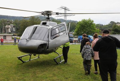 Rundflüge, Rafting und Eishockey: Das war beim Wasserfest in Schwarzenberg los - Die Hubschrauberrundflüge kamen bei den Gästen bestens an. Foto: Katja Lippmann-Wagner