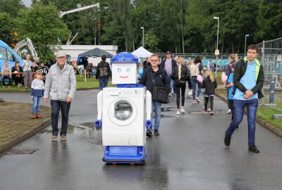 Rundflüge, Rafting und Eishockey: Das war beim Wasserfest in Schwarzenberg los - In dieser Waschmaschine wird nicht gewaschen. Der Roboter hatte Süßigkeiten in seinem Bauch. Foto: Katja Lippmann-Wagner