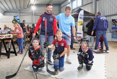 Rundflüge, Rafting und Eishockey: Das war beim Wasserfest in Schwarzenberg los - Vereine - hier die Schönheider Wölfe - nutzten beim Wasserfest die Möglichkeit der Präsentation. Foto: Katja Lippmann-Wagner