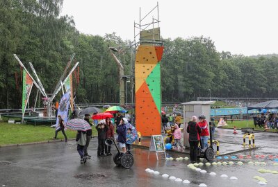 Rundflüge, Rafting und Eishockey: Das war beim Wasserfest in Schwarzenberg los - Die Besucher trotzten beim Wasserfest dem Regen. Foto: Katja Lippmann-Wagner