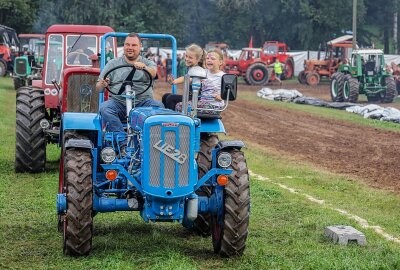 Russentreffen am Sachsenring: Traktorfreunde vereinen sich in Goldbachstraße - 21.30 Uhr sind noch über 1.000 Besucher beim PS-Spektakel der Traktoren zum Nacht Traktor Pulling geblieben. Foto: Andreas Kretschel