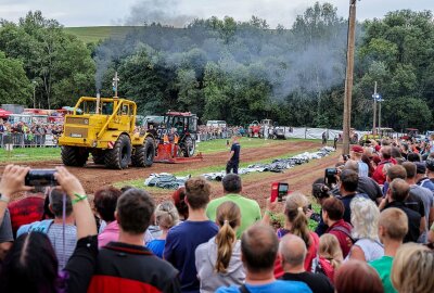 Russentreffen am Sachsenring: Traktorfreunde vereinen sich in Goldbachstraße - 21.30 Uhr sind noch über 1.000 Besucher beim PS-Spektakel der Traktoren zum Nacht Traktor Pulling geblieben. Foto: Andreas Kretschel