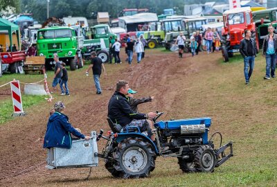 Russentreffen am Sachsenring: Traktorfreunde vereinen sich in Goldbachstraße - 21.30 Uhr sind noch über 1.000 Besucher beim PS-Spektakel der Traktoren zum Nacht Traktor Pulling geblieben. Foto: Andreas Kretschel