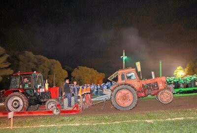 Russentreffen am Sachsenring: Traktorfreunde vereinen sich in Goldbachstraße - 21.30 Uhr sind noch über 1.000 Besucher beim PS-Spektakel der Traktoren zum Nacht Traktor Pulling geblieben. Foto: Andreas Kretschel