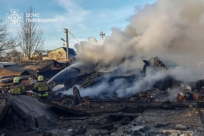 Russland greift Ukraine massiv an - Tote und Zerstörungen - Feuerwehrleute löschen einen Brand in Lwiw nach einem russischen Raketenangriff.