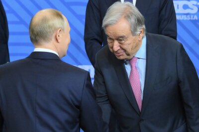 Russland-Reise des UN-Generalsekretärs sorgt für Kritik - Wegen eines Händedrucks mit Kremlchef Wladimir Putin zieht UN-Generalsekretär Antonio Guterres Kritik auf sich.