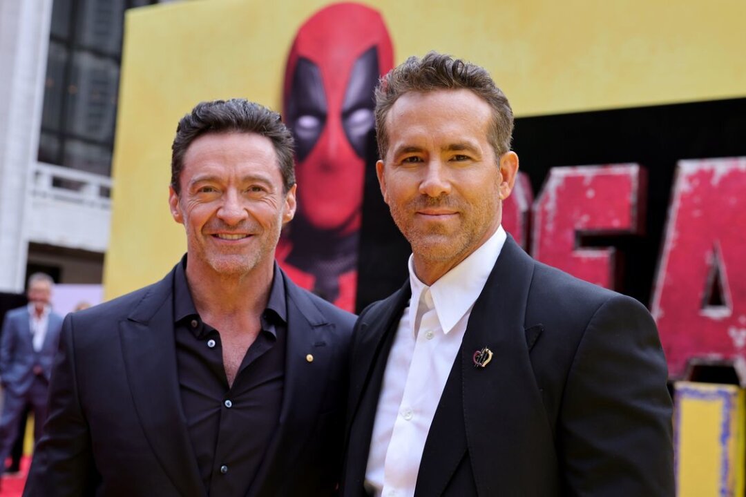 Ryan Reynolds schreibt Drehbuch für neuen Film des "Deadpool & Wolverine"-Teams - Ryan Reynolds (rechts) arbeitet an einem Drehbuch, das ihn mit "Deadpool & Wolverine"-Co-Star Hugh Jackman (links) sowie Regisseur Shawn Levy wiedervereinigen soll.