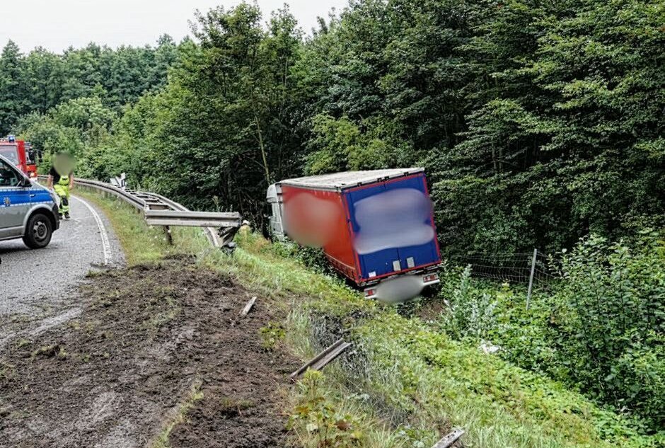 S36: LKW kommt von Fahrbahn ab und landet im Straßengraben - Die Staatsstraße 36 war für mehrere Stunden gesperrt. Foto: Roland Halkasch