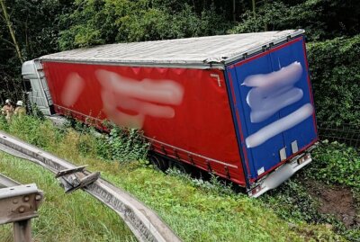 S36: LKW kommt von Fahrbahn ab und landet im Straßengraben - Die Staatsstraße 36 war für mehrere Stunden gesperrt. Foto: Roland Halkasch