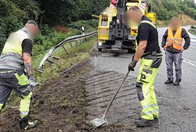 S36: LKW kommt von Fahrbahn ab und landet im Straßengraben - Die Staatsstraße 36 war für mehrere Stunden gesperrt. Foto: Roland Halkasch